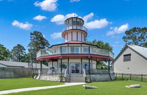 Blanchard House | Lighthouse Views & Lake Vibes – 4BR Retreat in Livingston, TX