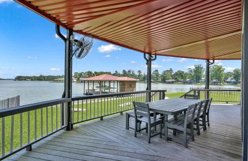 Blanchard House | Lighthouse Views & Lake Vibes – 4BR Retreat in Livingston, TX