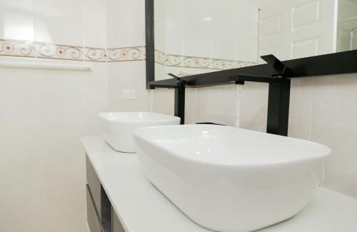 New Kingston Apartment | Lignum Vitae with Pool - Kingston - Budget Stay