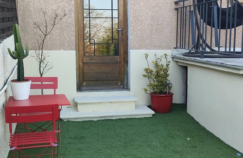 Venissieux Apartment | 🦋 Liittle Cocoon - Private Parking - Near Tram & Métro