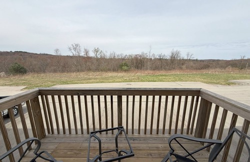 Beaver Falls House | Like New 2-bed + Home office + 2 Car Garage short drive north of Pittsburgh