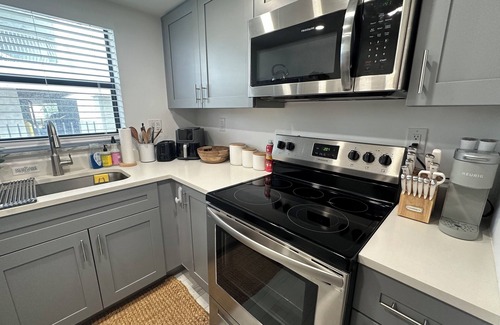Deerfield Beach Apartment | Like New - Studio Apartment with Separate Kitchen, Wifi & DirectTV