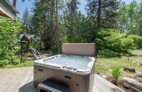 Ardenvoir Cabin | Lil Bigfoot Chalet by NW Comfy Cabins