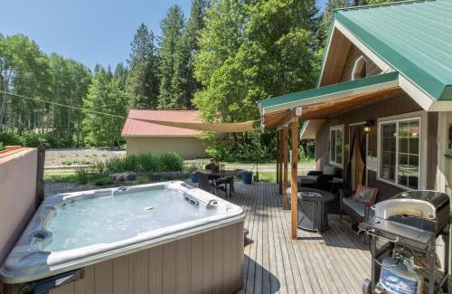 Ardenvoir Cabin | Lil Bigfoot Chalet by NW Comfy Cabins