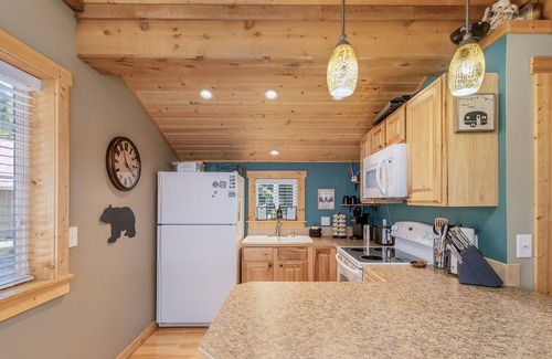 Ardenvoir Cabin | Lil Bigfoot Chalet-Cozy Couples Retreat, Hot Tub