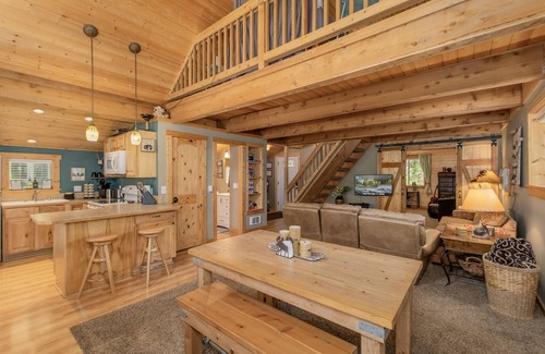 Ardenvoir Cabin | Lil Bigfoot Chalet-Cozy Couples Retreat, Hot Tub