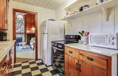 Cannon Beach Cabin | Lil Bird Cottage - Beachcomber Vacation Homes