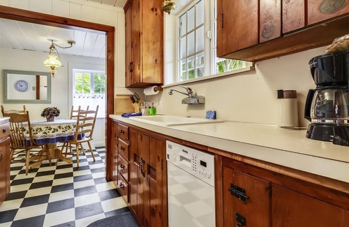 Cannon Beach Cabin | Lil Bird Cottage - Beachcomber Vacation Homes