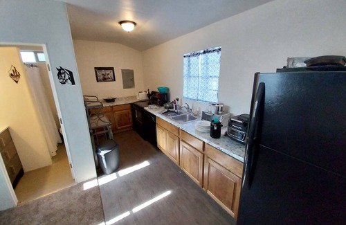 Pomerene Cottage | Lil' Cowboy Casita! Charming cottage in brilliant Benson with AC, WiFi & more!
