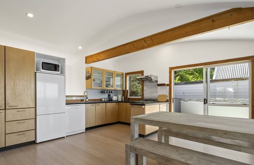 Wellington House | Lil' House By The Bay - Ōwhiro Bay Retreat