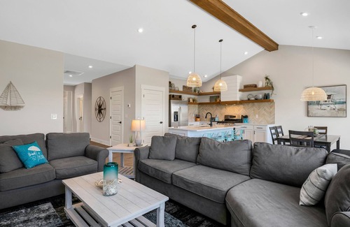 Canadian Lakes House | Lil' Nauti: A Splash of Luxury for Your Summer Escape