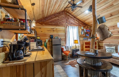 Caddo Gap Cabin | Lil' Rustic Retreat w/Hot Tub Near Little Missouri Falls and Caddo River