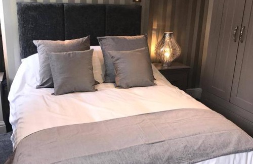 York Hotel | Lil's On The Waterfront