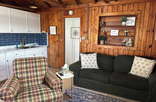East Tawas Cottage | Li’l Yellow Cottage on the Sunrise Side