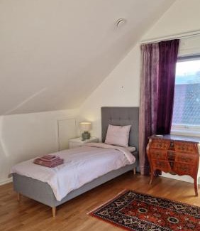 Farjestaden House | Lila rummet - Rum i familjärt boende, 1 tr upp - Sängkläder och handdukar ingår
