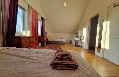 Farjestaden House | Lila rummet - Rum i familjärt boende, 1 tr upp - Sängkläder och handdukar ingår