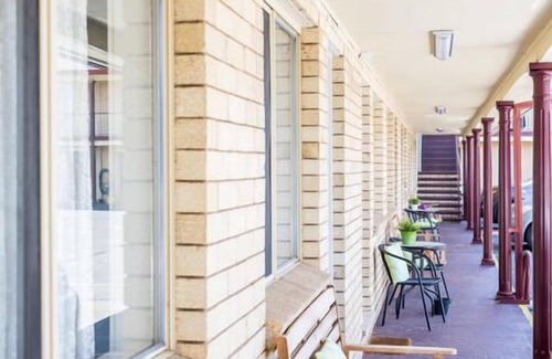 Goulburn Bed & Breakfast | Lilac City Motor Inn Standard Queen Room 4