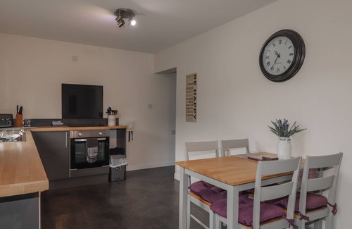 Strathpeffer Cottage | LILAC COTTAGE, pet friendly, with open fire in Strathpeffer