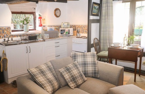 Paignton Cottage | LILAC COTTAGE, romantic, character holiday cottage in Marldon