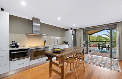 Keinbah House | Lilies Luxury Pool Retreat Lakeside on Lovedale 5 star