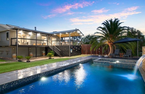Keinbah House | Lilies Luxury Pool Retreat Lakeside on Lovedale 5 star