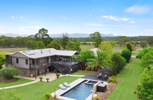 Keinbah House | Lilies Luxury Pool Retreat Lakeside on Lovedale 5 star