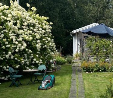 Jorlanda House | Lillebo - Idyllisk stuga med närhet till hav och stad