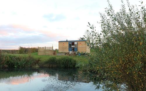 Bottesford House | Lillie's Shepherd's Hut - Wellness & Hot Tub