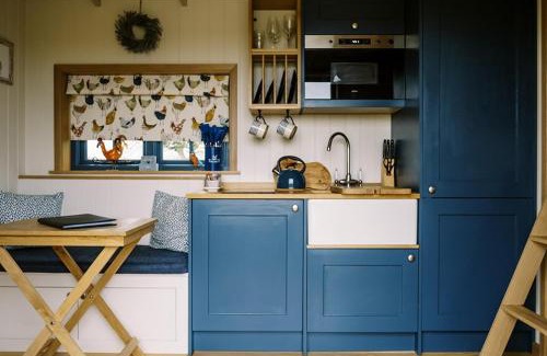 Bottesford House | Lillie's Shepherd's Hut - Wellness & Hot Tub