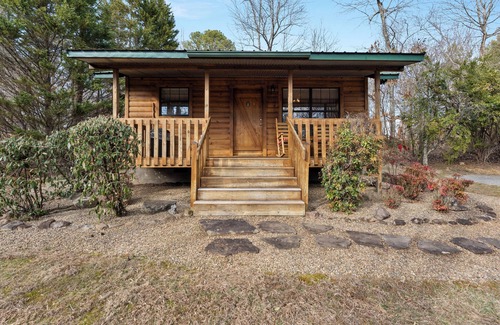 Sevierville Cabin | Lilly Cabin Near Pigeon Forge For Couples!