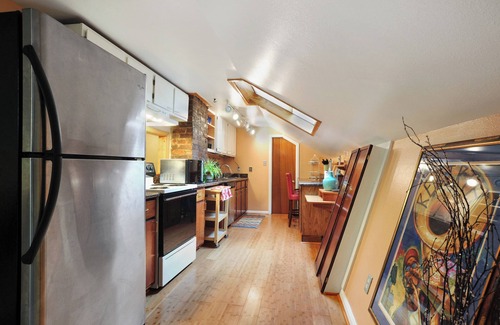 Seventh Ward Bed & Breakfast | Lilly D's Loft at Penelope's B&B Near French QTR