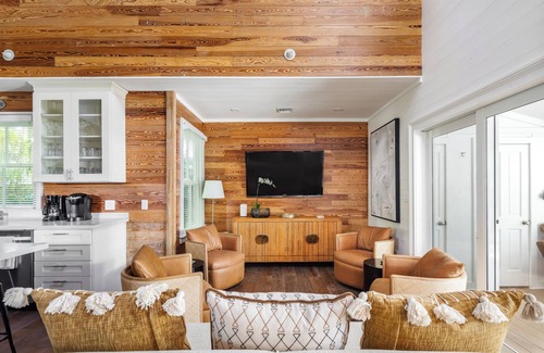 Uptown - Upper Duval House | ~LILLY'S PAD~ Upscale elegance with a private pool and parking!