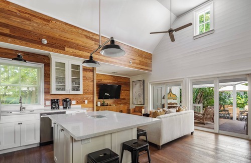 Uptown - Upper Duval House | ~LILLY'S PAD~ Upscale elegance with a private pool and parking!