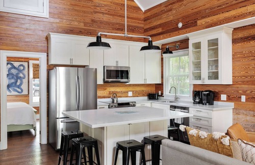 Uptown - Upper Duval House | ~LILLY'S PAD~ Upscale elegance with a private pool and parking!