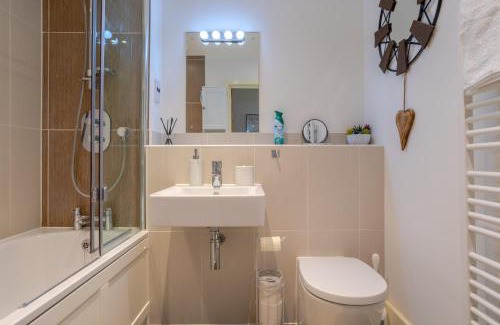 Hemel Hempstead Apartment | LillyRose Apartments - Hemel Hempstead, Free Parking, Free Wi-Fi