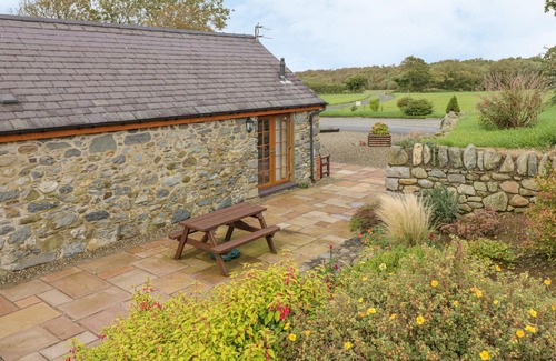 Bont Newydd Cottage | LILY COTTAGE, character holiday cottage, with a garden in Caeathro