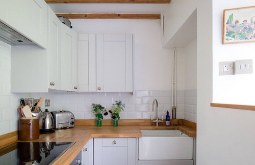 Great Tew Cottage | Lily Cottage - sleeps 3 guests in 2 bedrooms