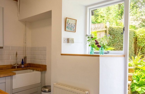 Great Tew Cottage | Lily Cottage - sleeps 3 guests in 2 bedrooms