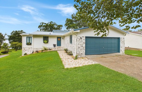 Cadiz House | Lily Pad-3 bedroom, two bath house, charming Cadiz, KY, on Lake Barkley.