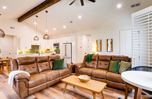 Gold Beach House | Lily Pond House. Stylish Coastal Home, 5 min. Walk to Beach, SPA
