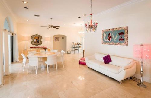 Seven Mile Beach Villa | Lime Tree Villa - Canal Front