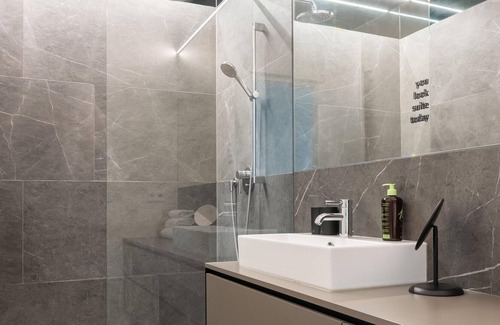 Innere Stadt Apartment | limehome Linz Schillerstr | Suite M with sofa bed