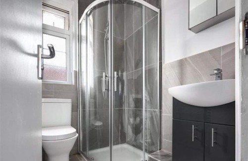 Tower Hamlets House | Limehouse Townhomes Modern 4 bedroom 3-bathroom Townhome with a Private Garden