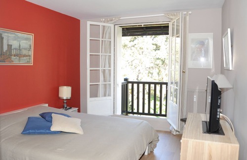 Tourgeville Apartment | Limit Deauville 200 m from the beach. sea street, garden view
