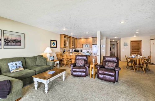 Lincoln Beach Condo | Lincoln Beach Condo w/Balcony + Ocean Views!