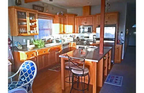 Lincoln City House | Lincoln City Beach House. Decks, views & surf sounds.