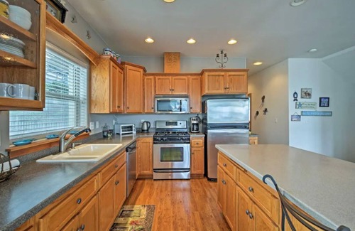 Lincoln City House | Lincoln City Beach House. Decks, views & surf sounds.