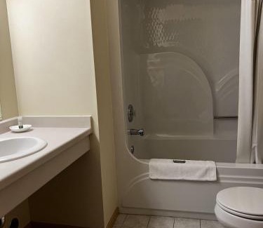 Escanaba Hotel | Lincoln Host Motor Inn