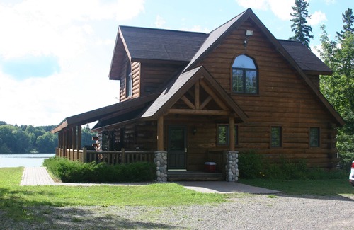 Iron River Cabin | LINCOLN LOG CABIN (Hagerman Lake): Gorgeous lakefront Cabin with private dock!