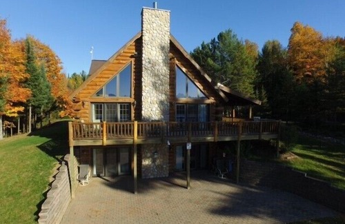 Iron River Cabin | LINCOLN LOG CABIN (Hagerman Lake): Gorgeous lakefront Cabin with private dock!